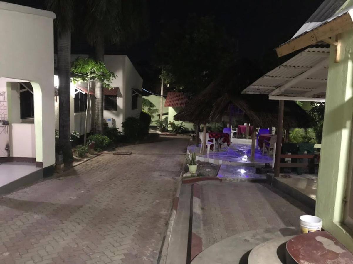 L&J Modern Backpackers Kinondoni Bed & Breakfast Dar es Salaam Ngoại thất bức ảnh