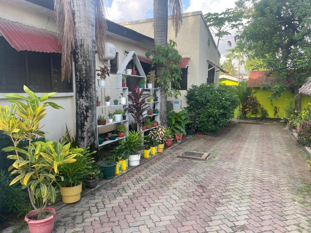 L&J Modern Backpackers Kinondoni Bed & Breakfast Dar es Salaam Ngoại thất bức ảnh